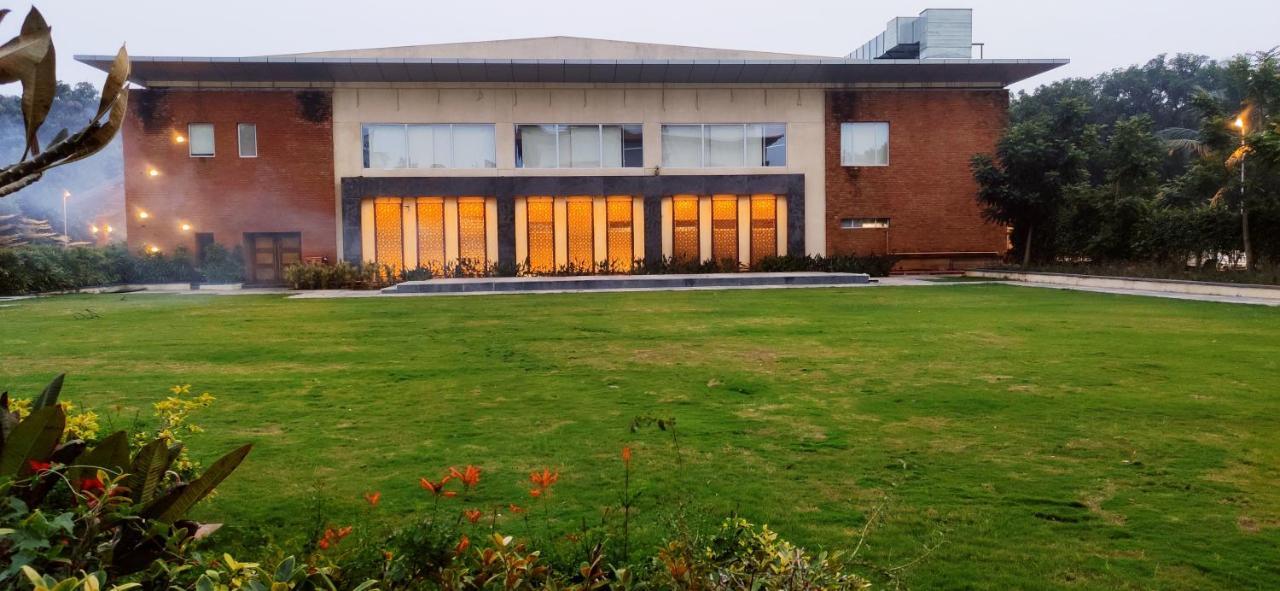 Manjeera Sarovar Premiere Hotel Rājahmundry Exterior foto