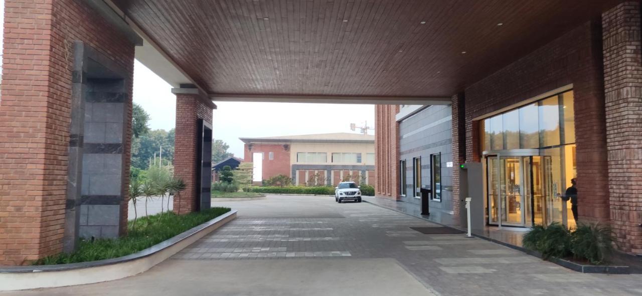 Manjeera Sarovar Premiere Hotel Rājahmundry Exterior foto